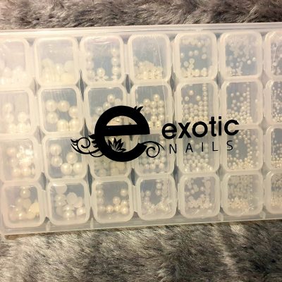 Caja de perlas Exotic Nails ,con 28 compartimentos dif medidas