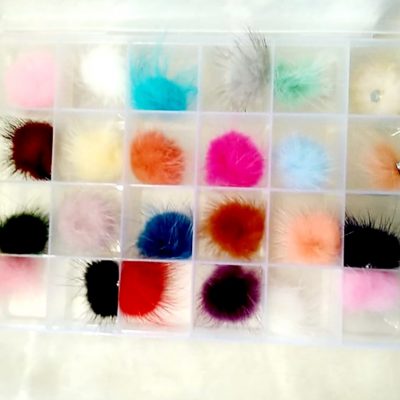 Caja de pompones multicolor 24 piezas