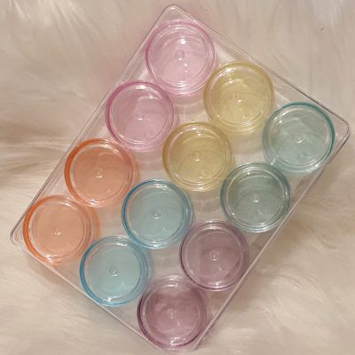 Cajita con 12 tarros para guardar cristales  decoracion 
La caja mide aprox  12cm x15cm 
y cada tarro 3.6 cm de diametro