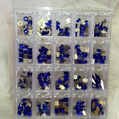 Caja organizadora 20 compartimentos individuales  +400 cristales de figuras Azules ,20 piezas por cada modelo