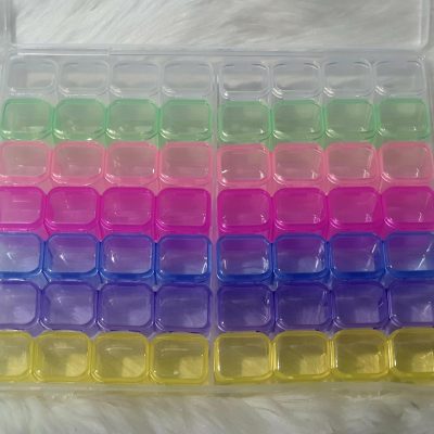 Caja de colores con 56 compartimentos