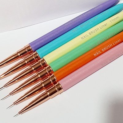 Set de 6 pinceles de diferente color con tapa