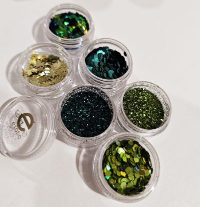 Deco mix Exotic Nails Verde
hojas de maple ,glitter holo ,colita holografica
